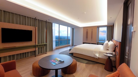 Suite | Desk, free WiFi. ARTOTEL Living World Grand Wisata Bekasi