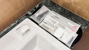 Superior Room | Bathroom | Shower, hair dryer, towels, soap - ARTOTEL Living World Grand Wisata Bekasi (Kec. Tambun Selatan)