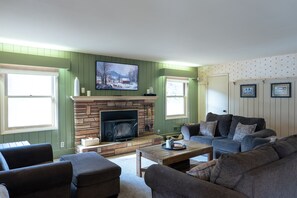 Living area - Bear Creek Mountain Lodge: 19 Guests, close to Telluride and so much more! (Dolores)