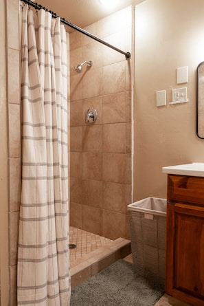 Shower, jetted bath, hair dryer, towels - Bear Creek Mountain Lodge: 19 Guests, close to Telluride and so much more! (Dolores)
