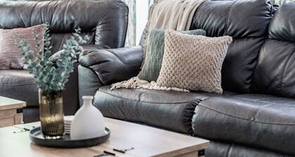 Guest-loved Family-friendly home in Rustburg with balcony & kitchen on 9 acres!