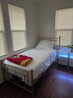 1 bedroom, WiFi, bed sheets - 1 Room, 2 beds, continental breakfast safe & peaceful setting (Kansas City)