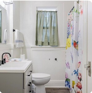 Sèche-cheveux, serviettes fournies, savon, shampoing