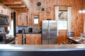 Køleskab, mikrobølgeovn, ovn, kogeplade