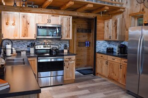 Køleskab, mikrobølgeovn, ovn, kogeplade