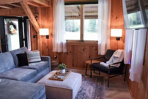 Fernseher, Kamin, Bücher