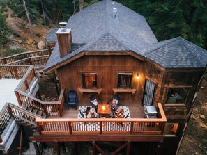 Outdoor dining - Fireplace, forest views, 10 min to ski, game room, pet friendly (Tahoe Vista)