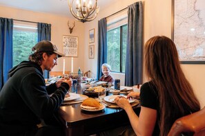 Dining - Fireplace, forest views, 10 min to ski, game room, pet friendly (Tahoe Vista)