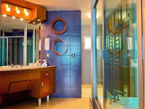 Shower, jetted bath, hair dryer, towels