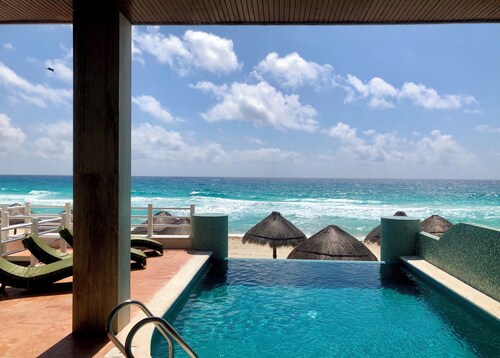 Five Bedroom Beachfront Villa - Heated Pool & Beach Access