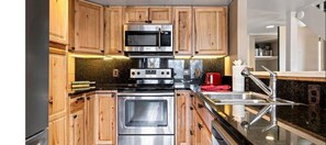 Private kitchen - 2-bedroom and more townhome in the heart of Wintergreen (Wintergreen Resort)