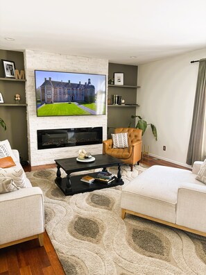 TV, fireplace - Stunning World Cup Luxury Home w/ Private Pool, Sleeps 18, Ideal for Groups (Washington Township)