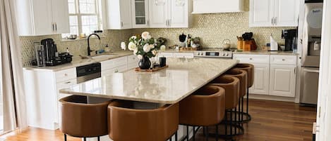 Mikrobølgeovn, ovn, kokeplater og oppvaskmaskin