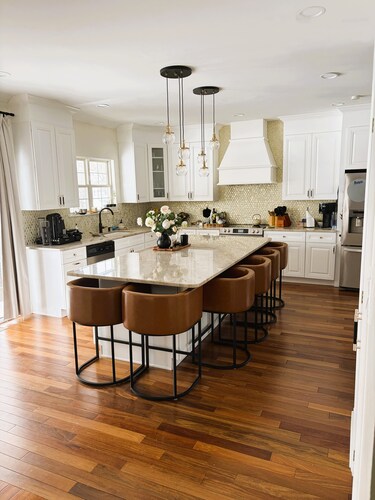 Stunning World Cup Luxury Home w/ Private Pool, Sleeps 18, Ideal for Groups