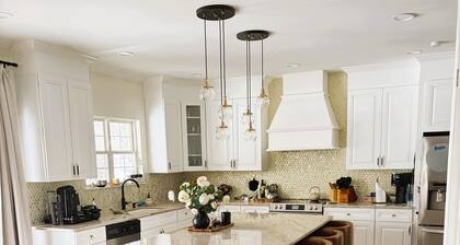 Stunning World Cup Luxury Home w/ Private Pool, Sleeps 18, Ideal for Groups