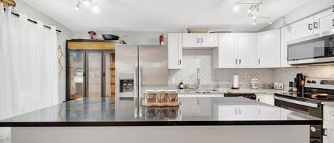 Kühlschrank, Mikrowelle, Ofen, Herdplatte