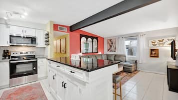 Refrigerador, microondas, horno, placa de cocina