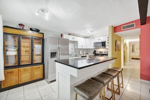 Fridge, microwave, oven, stovetop - Family Home | 10 mins to Beach, Pets Welcome! (Gulfport)