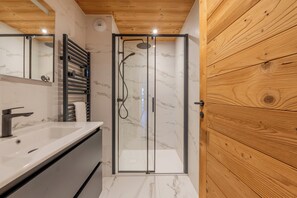Shower, hair dryer, towels - Argentière Center Stay | Balcony Parking, Argentière (Chamonix), France (Argentière (Chamonix))