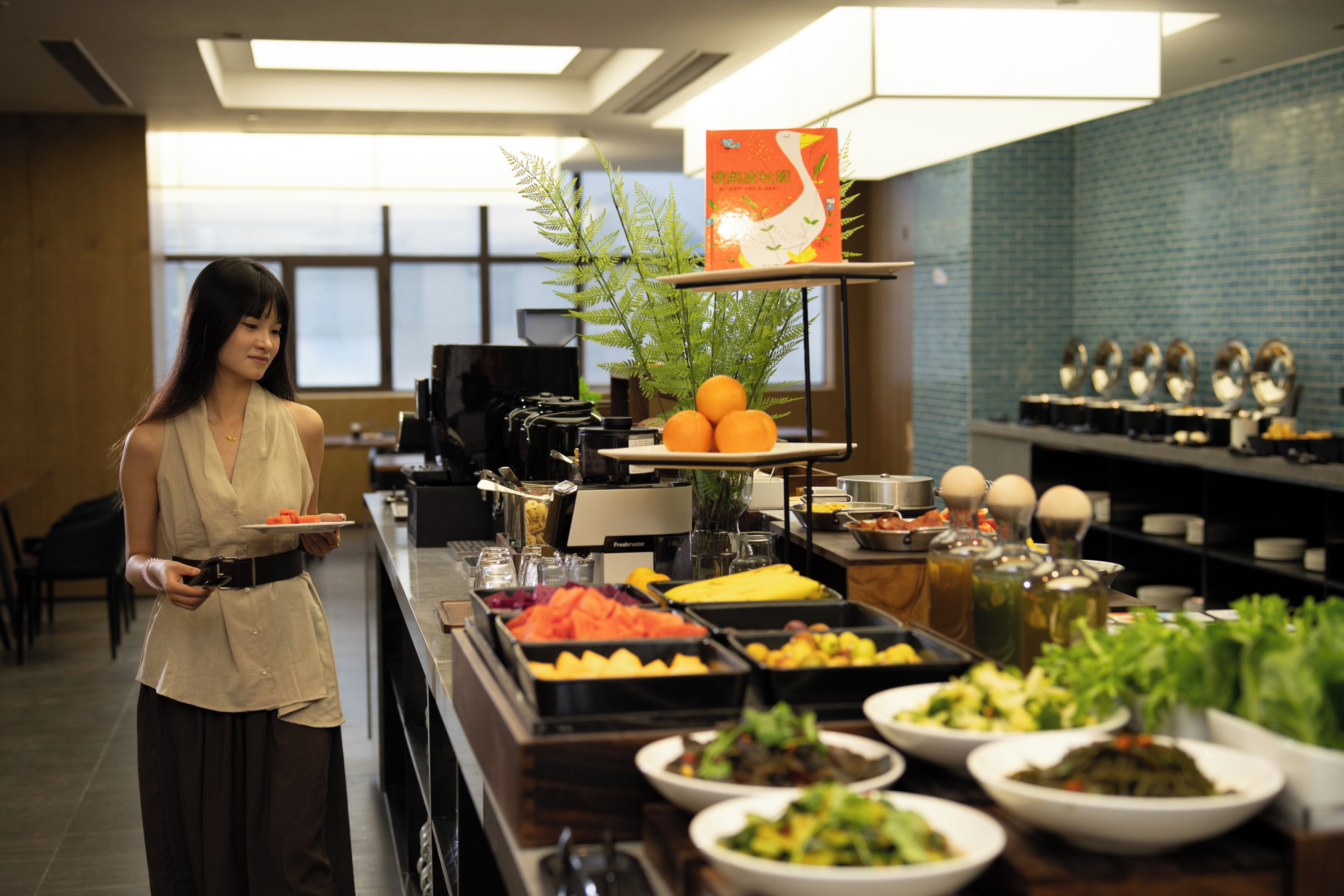Un buffet proposant une variété de plats, avec un panneau placé au-dessus.