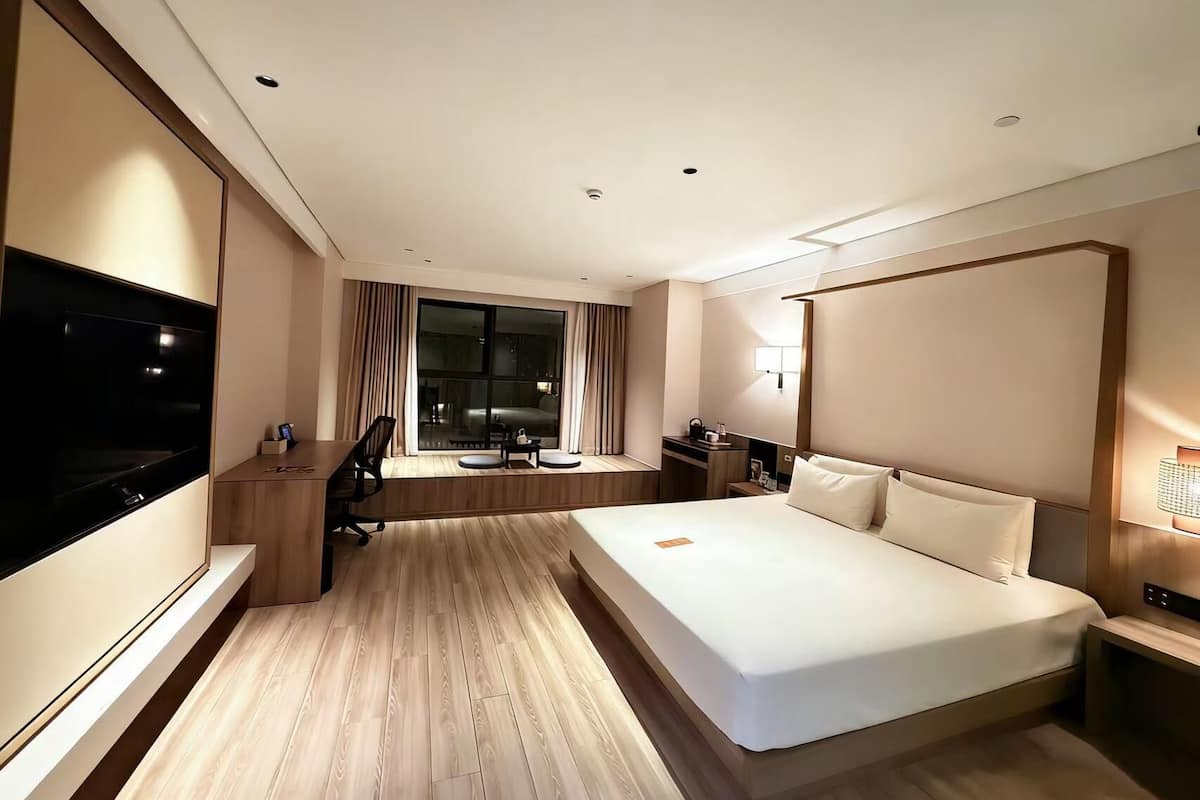 Four Seasons King Room | Desk, laptop workspace, blackout curtains