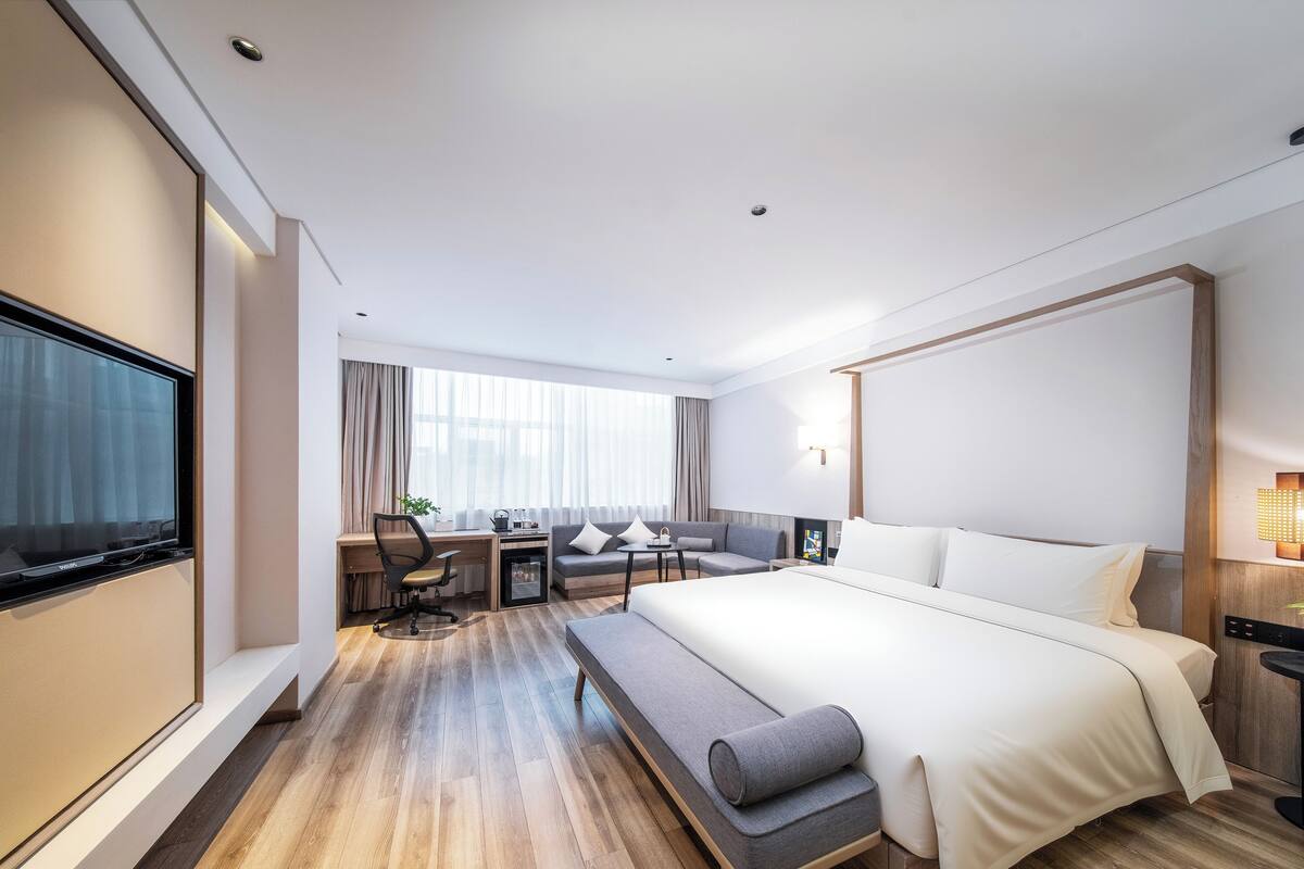 Executive Single Room | Desk, laptop workspace, blackout drapes, iron/ironing board