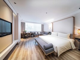 Kamar Single Eksekutif | Meja kerja, ruang kerja ramah laptop, dan tirai kedap cahaya