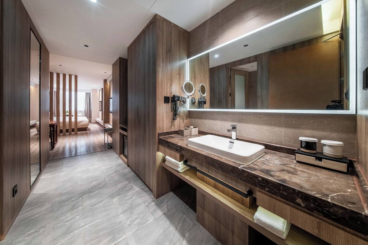 Classic Double Room | Desk, laptop workspace, blackout drapes, iron/ironing board