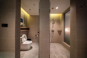 Phòng đơn Premier | Phòng tắm | Buồng tắm vòi sen, dép đi trong nhà, khăn tắm, dầu gội 