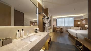 Escritorio, espacio para trabajar con laptop y cortinas blackout