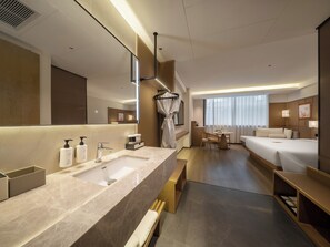 Executive Single Room | Desk, laptop workspace, blackout drapes, iron/ironing board - SSAW Hotel Shenzhen QianhaiNantouAncient (Shenzhen)