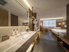 Escritorio, espacio para trabajar con laptop y cortinas blackout