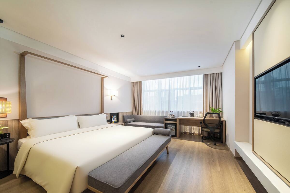 Classic Single Room | Desk, laptop workspace, blackout drapes, iron/ironing board