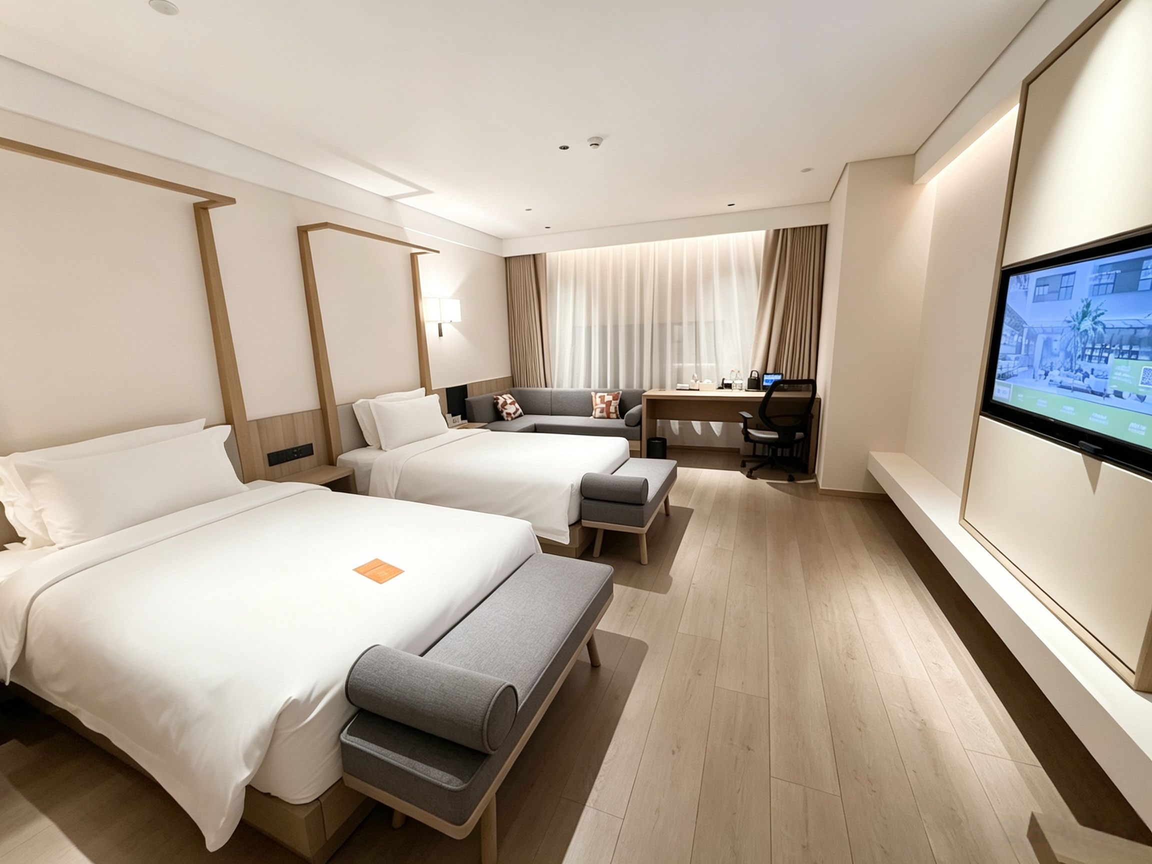 Una habitación de hotel con dos camas, un escritorio, una silla, un televisor y una ventana con cortinas.