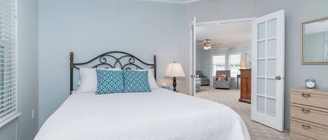 Tabla de planchar con plancha, wifi, ropa de cama