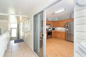 Coffee/tea maker, fridge, microwave, oven - Spacious 4-bedroom house in terrific Port Charlotte with AC (Port Charlotte)