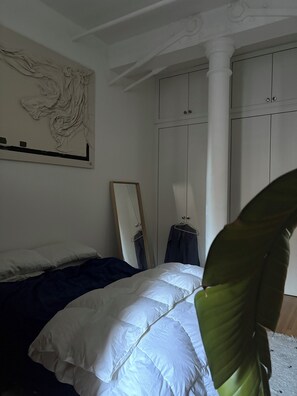 Tabla de planchar con plancha, wifi y ropa de cama 