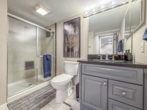 Douche, séchoir à cheveux, serviettes fournies