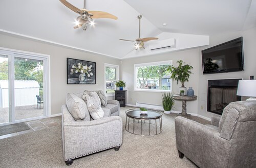 Fenton STL 4BR/3BA • Sleeps 8 • Lindbergh Schools