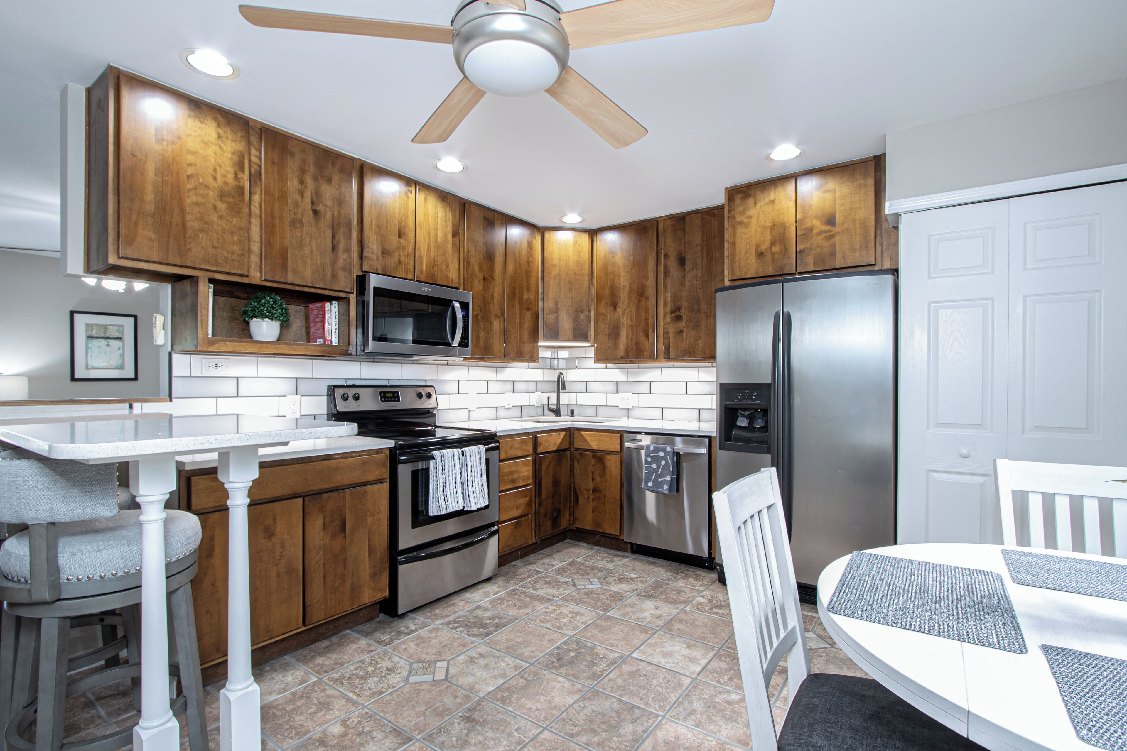 Kühlschrank, Mikrowelle, Ofen, Herdplatte