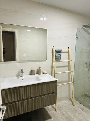 Shower, towels, soap, toilet paper - 1BR Tracadero Lodge, beach access & full amenities (Dominicus)