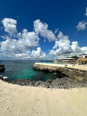 Sun-loungers - 1BR Tracadero Lodge, beach access & full amenities (Dominicus)