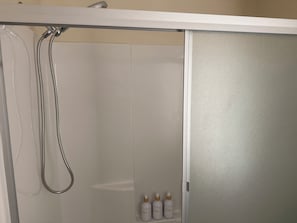 Hair dryer, bidet, towels, soap - 3bd/2.5 bath comfortable home with large dock located on a direct access canal! (Big Pine Key)