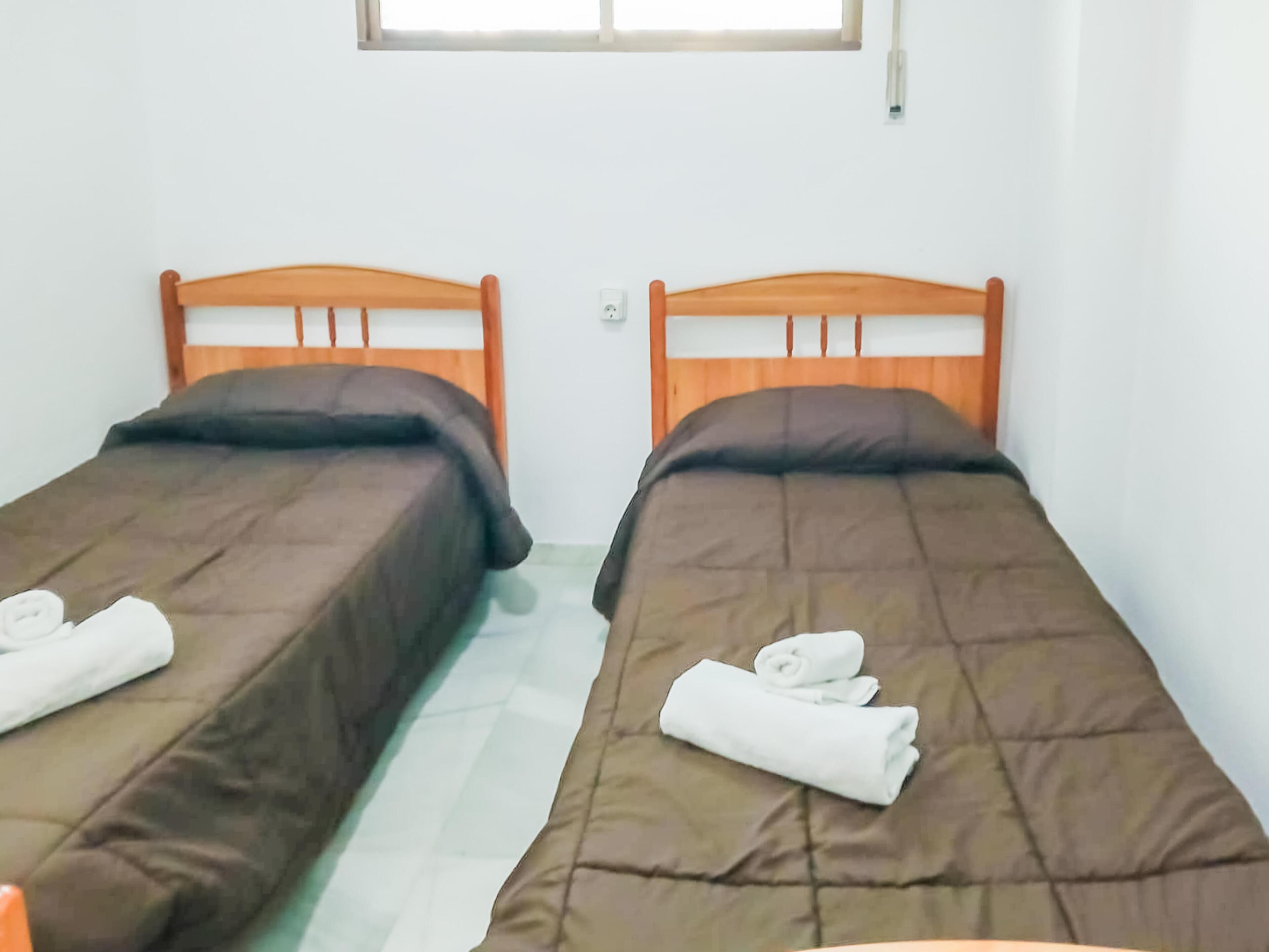 Tabla de planchar con plancha, wifi gratis, ropa de cama