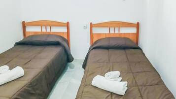 Tabla de planchar con plancha, wifi gratis, ropa de cama