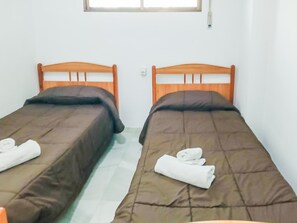 Tabla de planchar con plancha, wifi gratis, ropa de cama