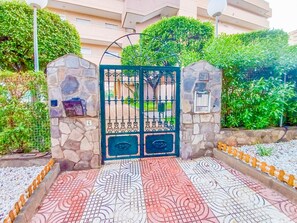 Exterior detail - EL CIRUELO BEACH&POOL - Apartment with shared pool, 10 minutes from the beach and free (Roquetas de Mar)