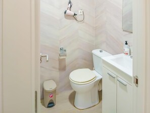 Douche, sèche-cheveux, serviettes fournies