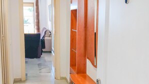 Een hal met een houten kast en een televisie.