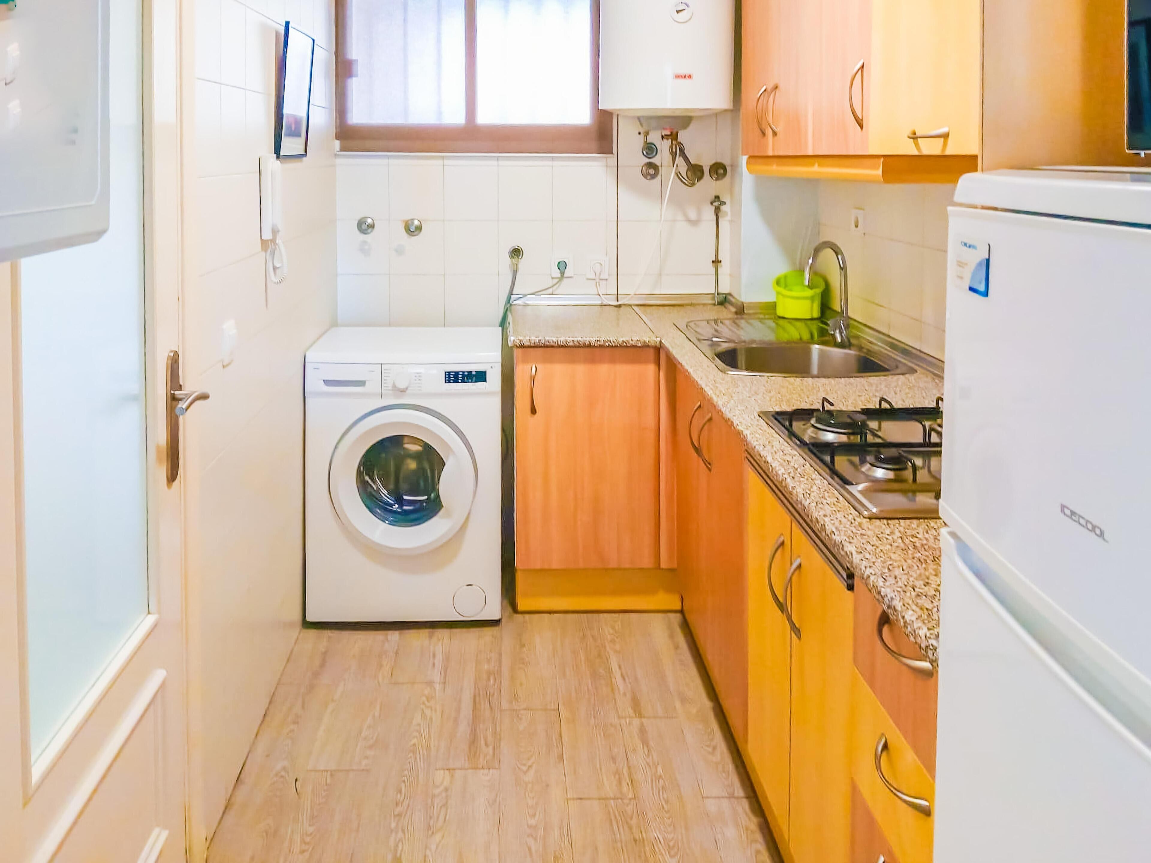 Een koelkast, een microgolfoven, een kookplaat